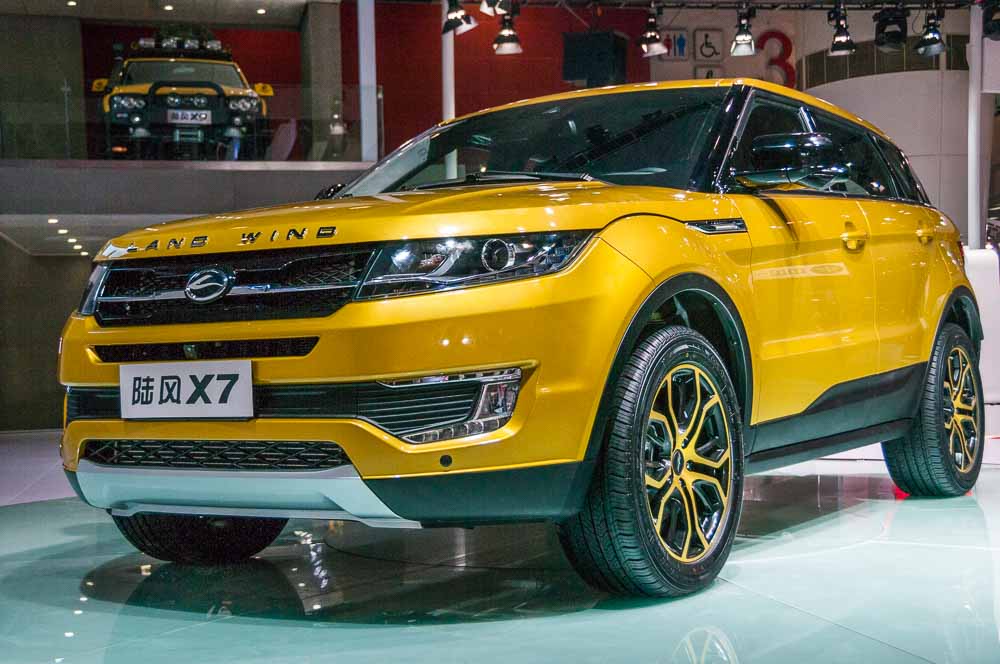 Autocar. Range Rover Evoque versus Landwind X7 copycat